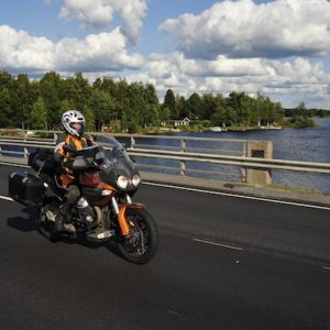 Motorrad vor Wasser in Finnland (c) Ralf Schröder