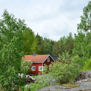 Holzhaus in finnischer Natur